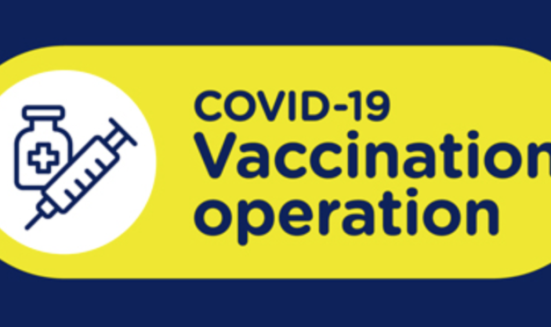 Yellow oval that reads in french COVID-19 operation vaccination