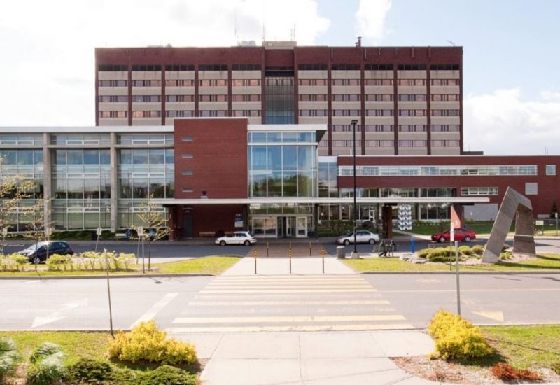 Hôpital Pierre-Boucher, un bâtiment brun, vue de face.