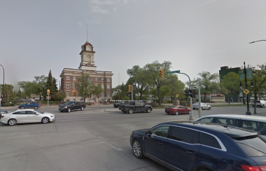 L'intersection du boulevard Provencher devant l'ancien hôtel de ville se Saint-Boniface en été avec un ciel bleu-gris.