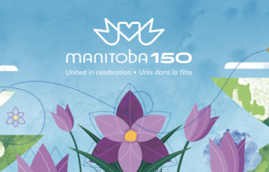 Le logo de Manitoba 150 en blanc sur une affiche d'un ciel bleu et des fleurs mauves.