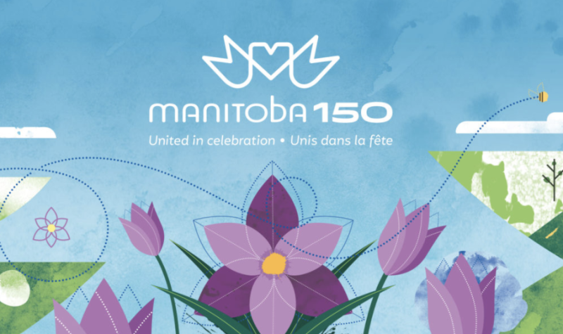 Le logo de Manitoba 150 en blanc sur une affiche d'un ciel bleu et des fleurs mauves.