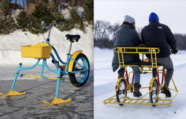 À droite, une bicyclette à glace style tricycle bleu et jaune sur une rivière gelée, à gauche, un couple vu du dos sont sur un tandem sur la rivière gelée.