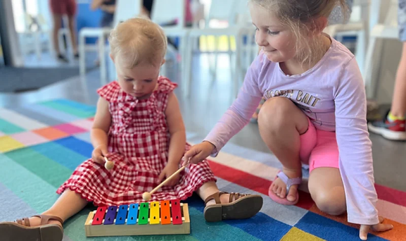 Deux jeunes enfants faisant de la musique.