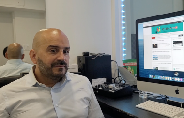 Un hombre sentado frente a un computador