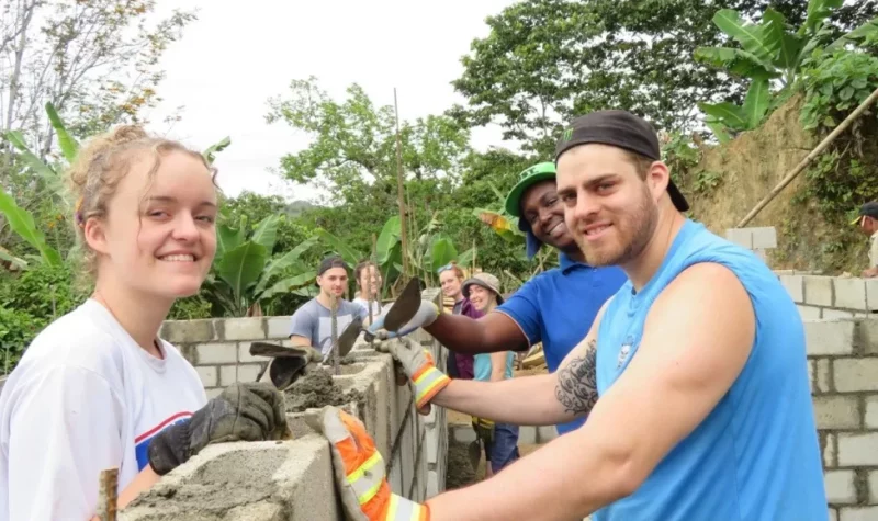 Un groupe de jeunes adultes ont participé à un voyage humanitaire en République Dominicaine le mois dernier. Crédit : Solidarité jeunesse, site internet