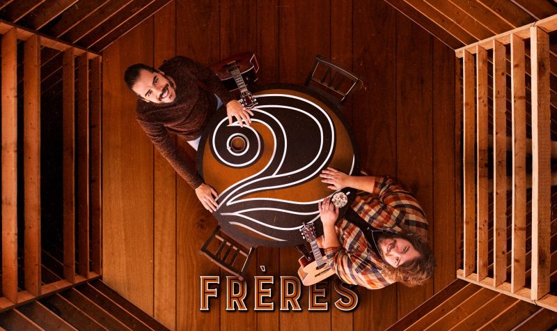 Prise photo vue de haut de deux hommes qui forment la couverture de l'album des 2Frères