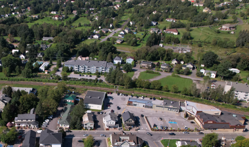 An overhead shot of the town of Sutton with a seniors’ residence and an empty lot in the foreground.