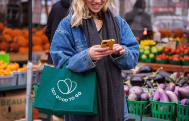 une femme sur son téléphone dans un marché