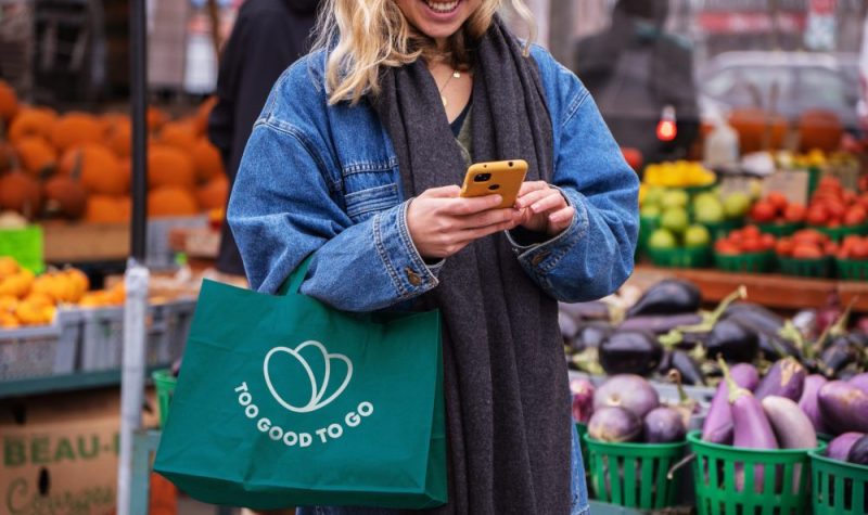 une femme sur son téléphone dans un marché