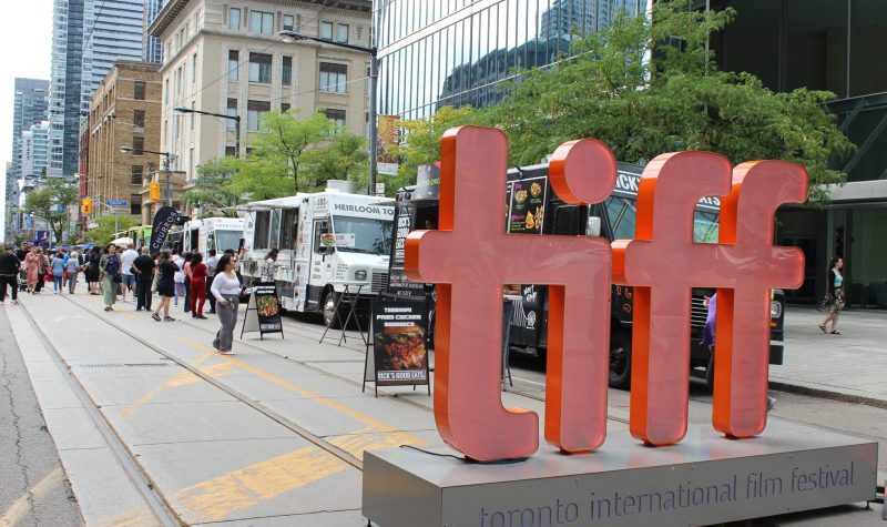 Letrero del TIFF y al fondo food trucks en King Street West