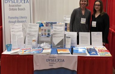 Deux femmes dans le kiosque de l'Association international de la dyslexie chapitre de l'Ontario