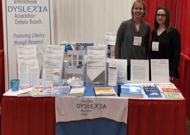 Deux femmes dans le kiosque de l'Association international de la dyslexie chapitre de l'Ontario