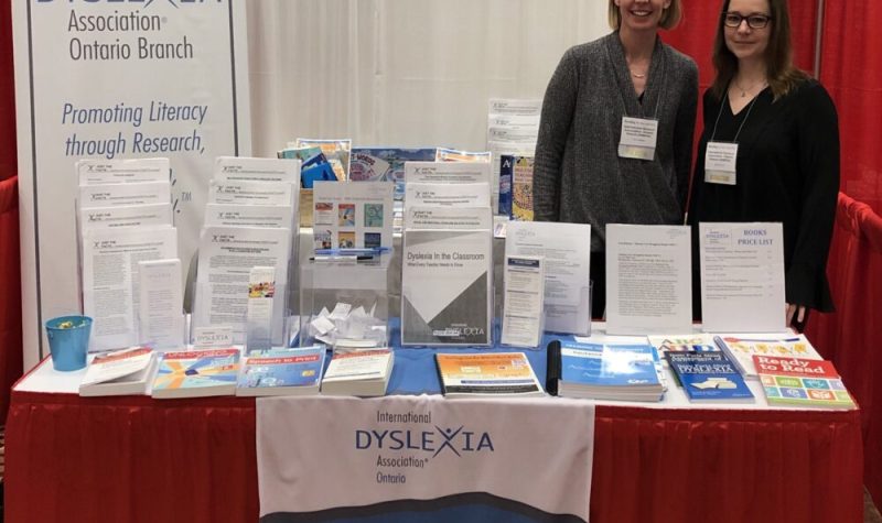 Deux femmes dans le kiosque de l'Association international de la dyslexie chapitre de l'Ontario