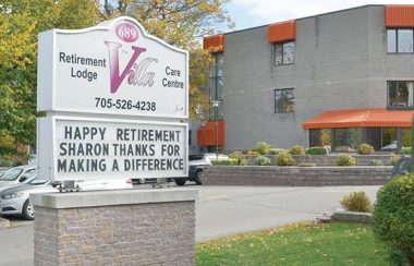 Enseigne de l'établissement de soin de longue durée devant la façade