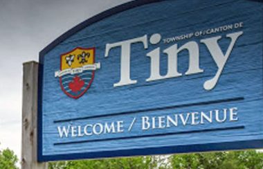 Enseigne d'acceuil à Tiny