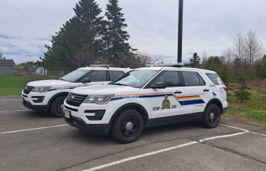 Deux auto-patrouilles de la GRC stationnées côte à côte lors d'une journée nuageuse.