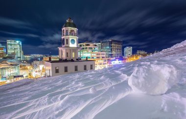 la clocher de la citadelle sous la neige et de nuit