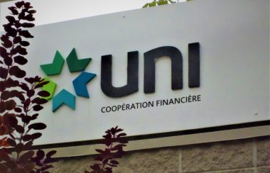 Le logo d'UNI Coopération financière sur une enseigne