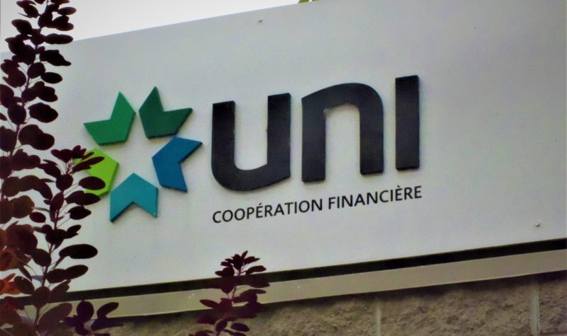 Le logo d'UNI Coopération financière sur une enseigne