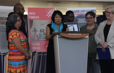 Olivia Chow junto con representantes de organizaciones en el City Hall.