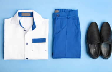 Un chemise blanche, du pantalon bleu et des souliers noirs.