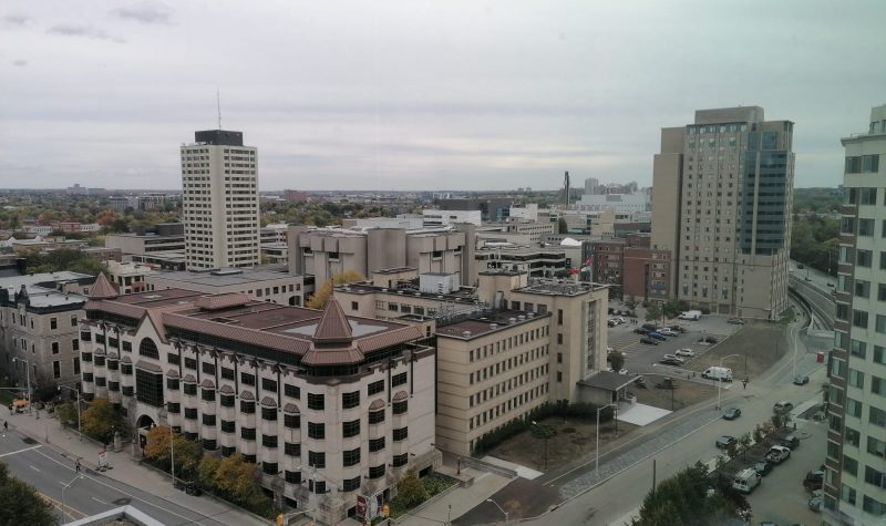 Des bâtiments de l'Université d'Ottawa pris en photo depuis un autre bâtiment du même établissement.