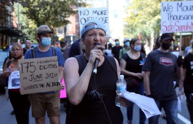 Des manifestants au Downtown Eastside de Vancouver le 15 août 2020 lors d’un hommage aux victimes de drogues toxiques. (Photo: David P. Ball)