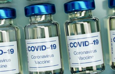Des bouteilles du vaccin contre la COVID-19 les unes à côté des autres