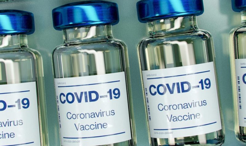 Des bouteilles du vaccin contre la COVID-19 les unes à côté des autres