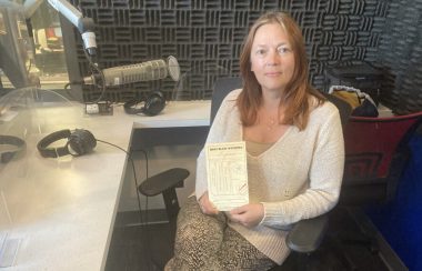 Vanessa Gaillard, directrice des éditions du Blé est assise dans le studio de la radio Envol 91 FM. C'est une femme blanche aux cheveux chatains et aux yeux bruns qui porte un pull blanc sur un pantalon beige à motifs noirs. Elle tient dans ses mains le livre de Seream, Mont Blanc-Winnipeg Express qui a remporté le prix littéraire Carol-Shields de la ville de Winnipeg.