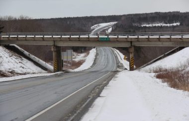 Viaduc du chemin Riverside qui passe au-dessus de l'autoroute 101 sur une journée d'hiver enneigée.