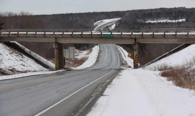 Viaduc du chemin Riverside qui passe au-dessus de l'autoroute 101 sur une journée d'hiver enneigée.