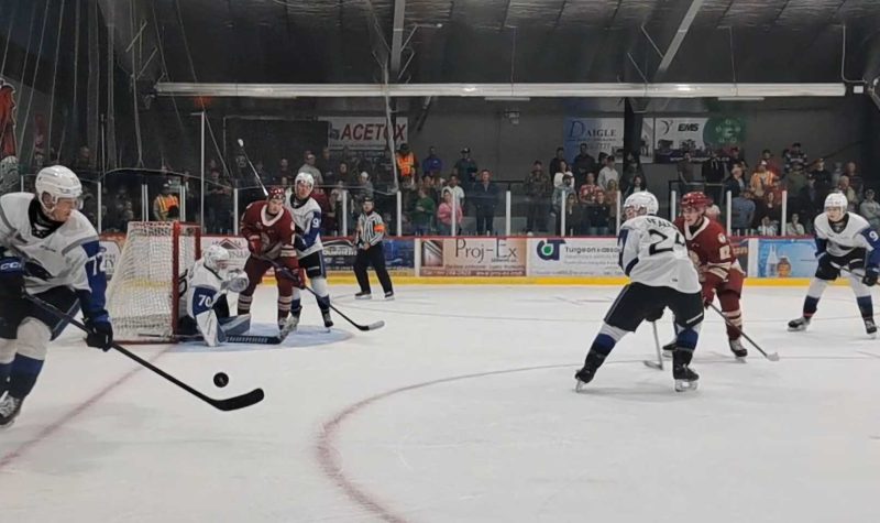 Partie de hockey opposant le Titan d'Acadie Bathurst au Sea Dogs de Saint-Jean. Les joueurs sont en action.