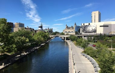 un lac et des bâtiments