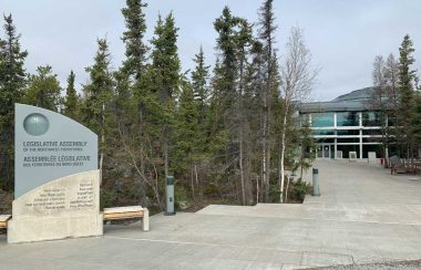 Assemblée législative de Yellowknife entouré d'arbres