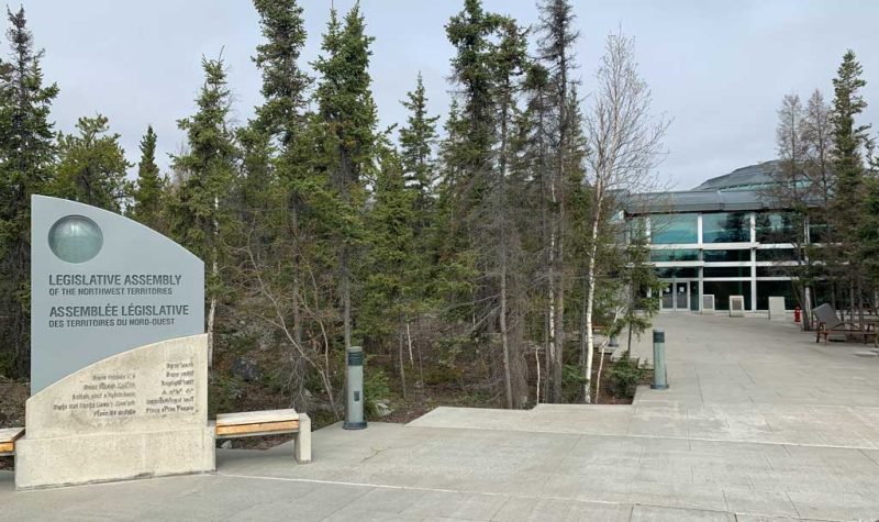 Assemblée législative de Yellowknife entouré d'arbres