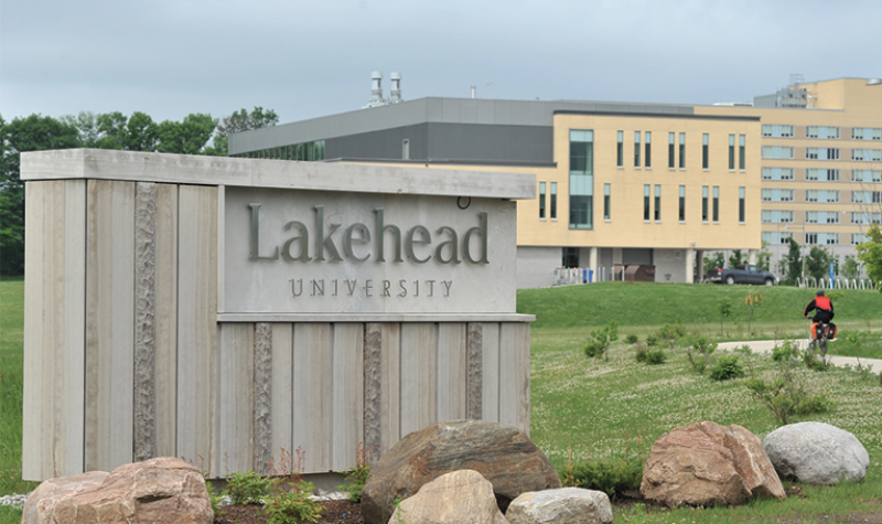 L'entrée de l'Universitè Lakehead