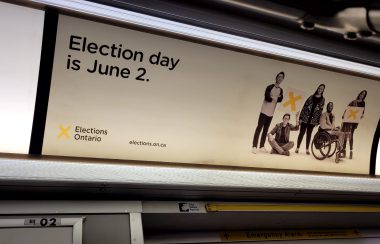 Cartel publicitario de Elections Ontario en el Subway. Foto : CHHA 1610 AM