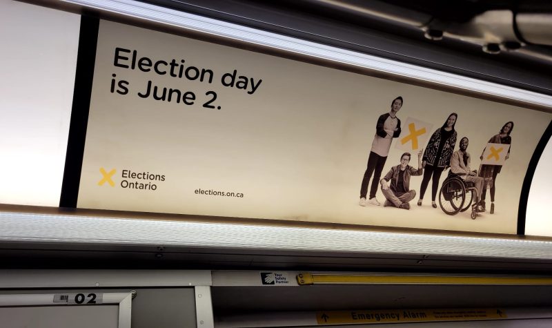Cartel publicitario de Elections Ontario en el Subway. Foto : CHHA 1610 AM
