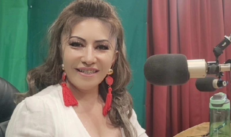 Rosario Arce en la Cabina de CHHA 1610 AM