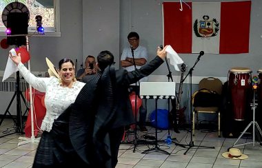 Dos bailarines interpretan la marinera.