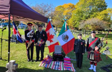 La bandera de México y Canadá y junto a ellas cuatro mienbros de las Fuerzas Armadas Canadienses