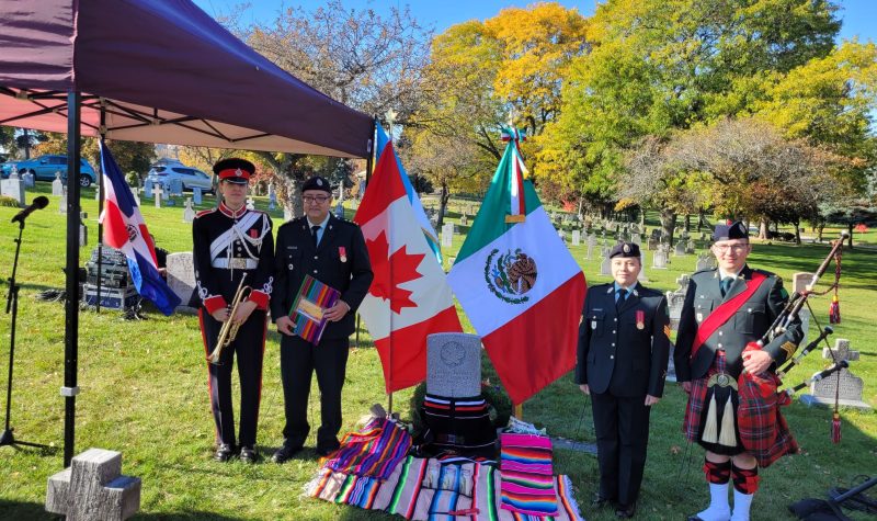 La bandera de México y Canadá y junto a ellas cuatro mienbros de las Fuerzas Armadas Canadienses