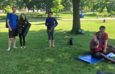 Algunos de los participantes de las clases de yoga en Earlscourt Park, Toronto.