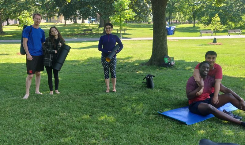 Algunos de los participantes de las clases de yoga en Earlscourt Park, Toronto.