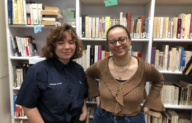 les deux jeunes femmes devant une bibliothèque