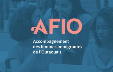 Logo de l'Accompagnement des Femmes Immigrantes de l’Outaouais orange sur bleu avec trois femmes en arrière plan