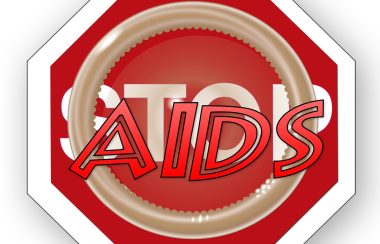 signe stop avec un condom et le signe du VIH