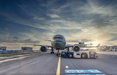 Avion sur une piste de décollage.