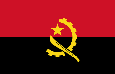 Drapeau de l'Angola. Une bande horizontale rouge et une bande horizontale noire forment le drapeau. La bande rouge est au-dessus de la bande noire. Au centre, une moitié de roue dentée, une étoile à 5 branches et une machette s'y trouve. Ces 3 éléments sont en couleur jaune.